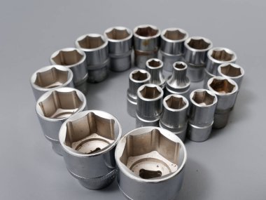 Gri arkaplandaki otomatik tamir anahtarları