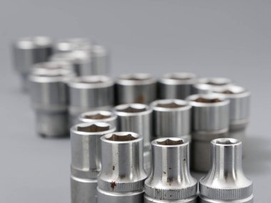 Gri arkaplandaki otomatik tamir anahtarları