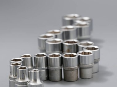 Gri arkaplandaki otomatik tamir anahtarları