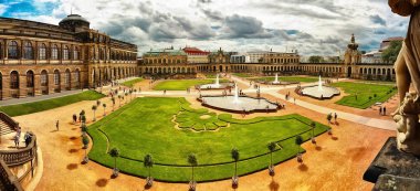 Dresden, Almanya - 4 Ağustos 2017: Zwinger - son Alman Barok, 18. yüzyılın başlarında kuruldu. Dört muhteşem saray binasından oluşan bir kompleks.