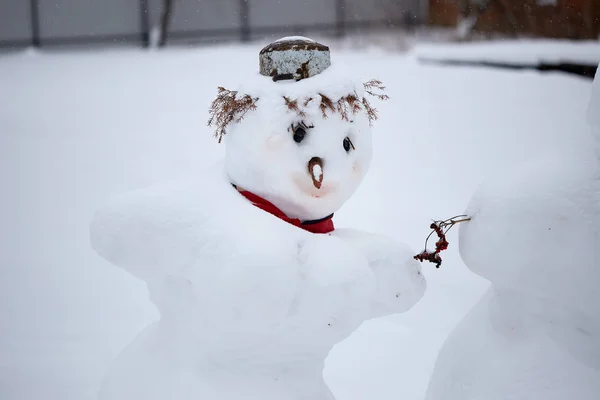 Boneco de neve e decorações de Natal no dia nevado. — Fotografia de Stock