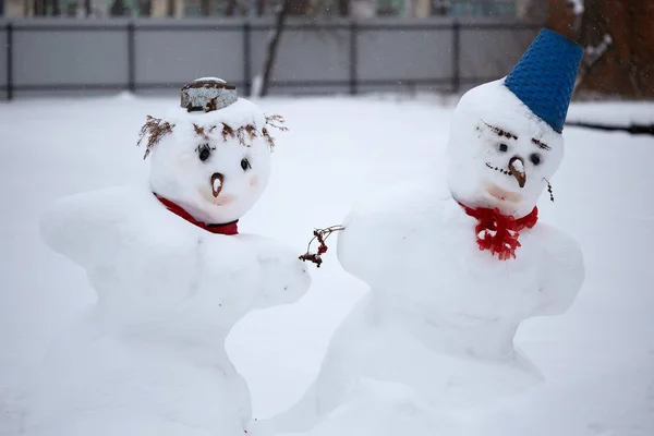Muñeco de nieve y decoraciones navideñas en el día nevado. —  Fotos de Stock