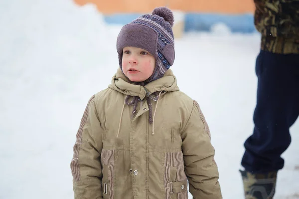 Jonge jongen poserend op het winterstrand. Schattig glimlachen gelukkig 5 — Stockfoto