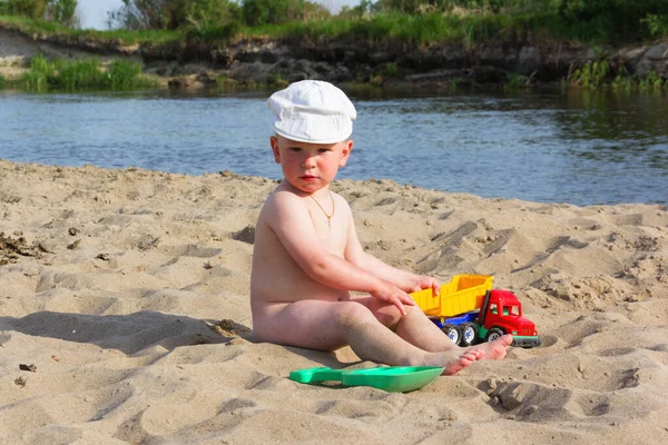 Bonito menino brincando com brinquedos de praia na praia tropical — Fotografia de Stock