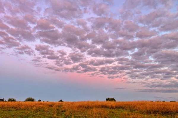 川の上に赤い紫色の空の雲と美しい日の出 — ストック写真