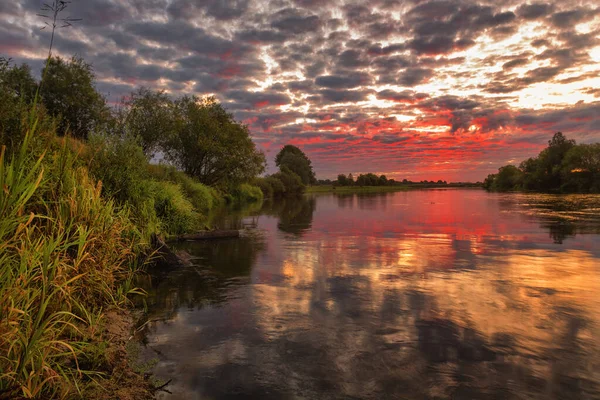 Piękny wschód słońca z czerwoną purpurową chmurą nieba nad rzeką — Zdjęcie stockowe