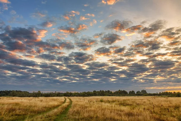 Vacker soluppgång med röd lila himmel moln över floden — Stockfoto