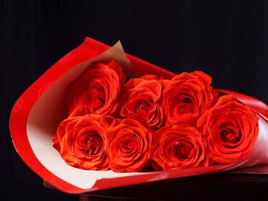 Bir buket taze gül, parlak bir arka plan..