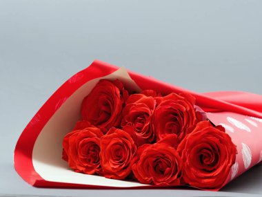 Bir buket taze gül, parlak bir arka plan..