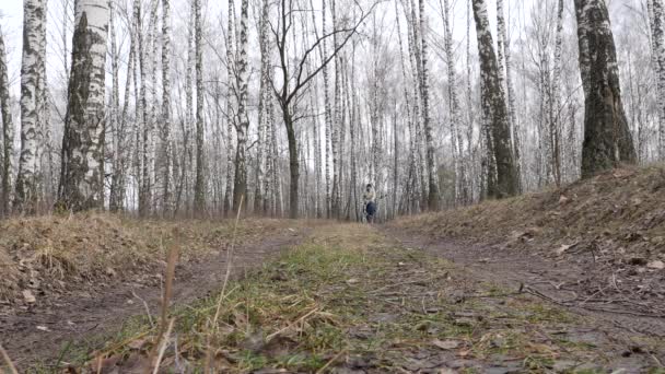 Killen Cyklar Längs Stig Med Blå Huvtröja Hösten Med Ekollon — Stockvideo