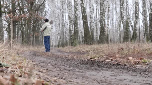 Adam Sonbahar Ormanında Yürüyor 2020 Sigara Içiyor — Stok video
