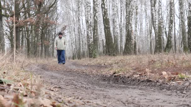 Adam Sonbahar Ormanında Yürüyor 2020 Sigara Içiyor — Stok video