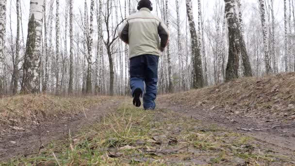 Tło Człowiek Biegnący Wzdłuż Ścieżki Leśnej Jest Trening Lesie Zewnątrz — Wideo stockowe