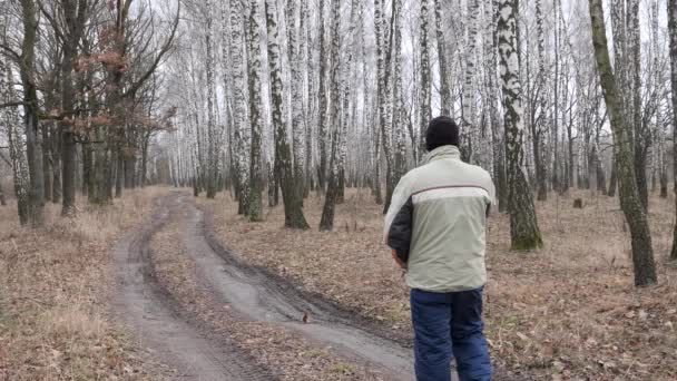 Homem Caminha Pela Floresta Outono Fuma Cigarro 2020 — Vídeo de Stock