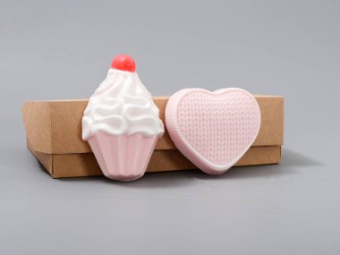 Gri arkaplan 2020 'de tatil için el yapımı dekoratif sabun.