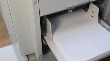 risograf. Birden fazla kopyanın hızlı basımı. yazıcı ekipmanı