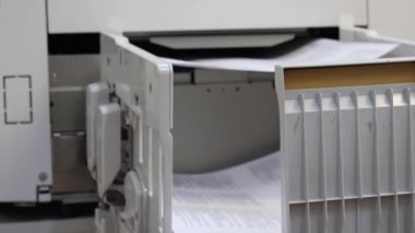 risograf. Birden fazla kopyanın hızlı basımı. yazıcı ekipmanı