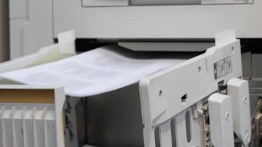 risograf. Birden fazla kopyanın hızlı basımı. yazıcı ekipmanı