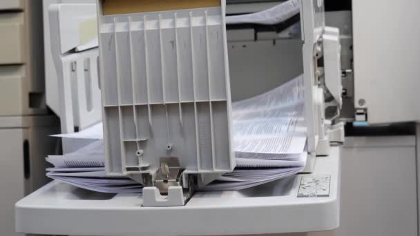 Een Risograaf Snel Afdrukken Van Meerdere Exemplaren Printapparatuur — Stockvideo