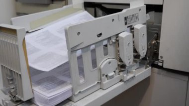 risograf. Birden fazla kopyanın hızlı basımı. yazıcı ekipmanı