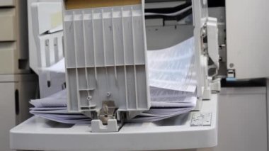 risograf. Birden fazla kopyanın hızlı basımı. yazıcı ekipmanı