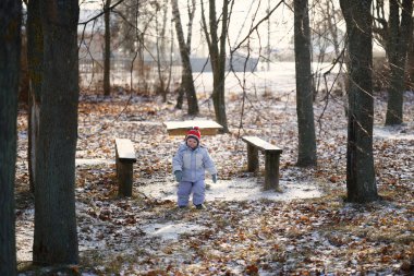 2020 kışında ormanda küçük yalnız çocuk.