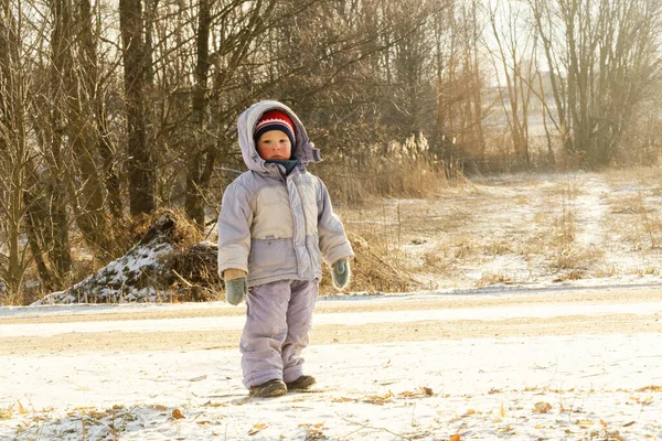 Mały Samotny Chłopiec Zimie Lesie 2020 — Zdjęcie stockowe