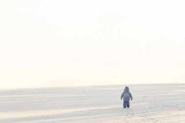 Küçük yalnız çocuk kışın buzda 2020 'de karda