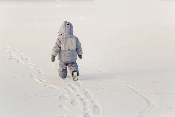 在2020年的雪地里 一个孤独的小男孩在冰上 — 图库照片