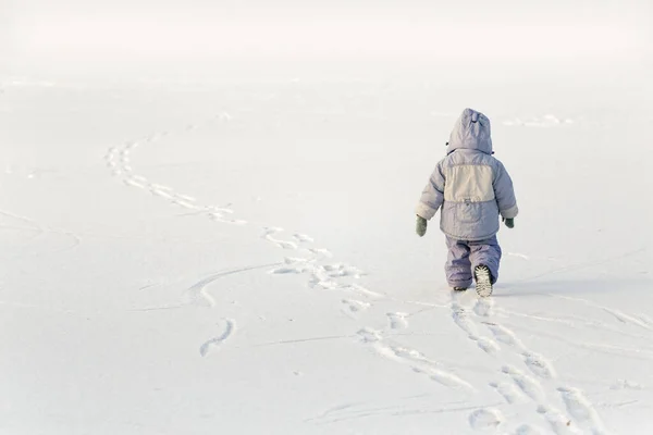 Kleine Eenzame Jongen Winter Ijs Sneeuw 2020 — Stockfoto