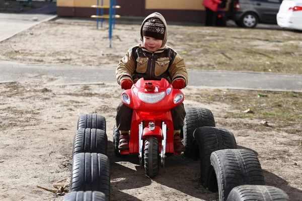 Criança Monta Carro Brinquedo Primavera 2020 — Fotografia de Stock