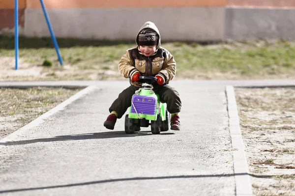Criança Monta Carro Brinquedo Primavera 2020 — Fotografia de Stock