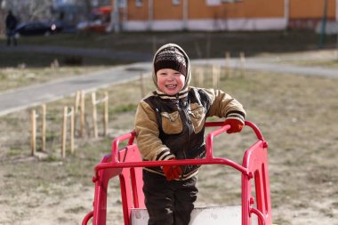Çocuk 2020 baharında oyun alanında oynuyor.