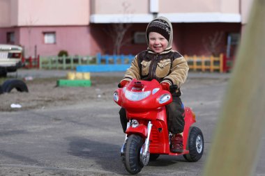 Çocuk 2020 baharında oyuncak bir arabaya biniyor.