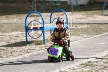 Çocuk 2020 baharında oyuncak bir arabaya biniyor.