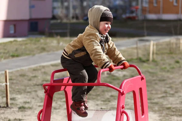 Criança Brinca Parque Infantil Primavera 2020 — Fotografia de Stock