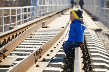 Çocuk 2020 baharında tren raylarında tehlikelidir.