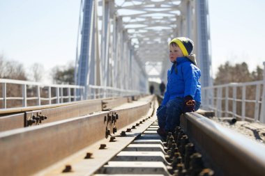 Çocuk 2020 baharında tren raylarında tehlikelidir.