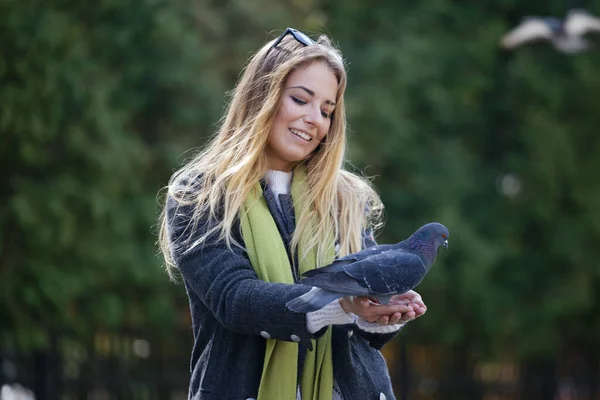 Güzel Kız Şehir Güvercinlerini Elleriyle Besliyor — Stok fotoğraf