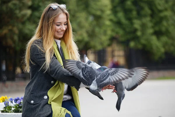 Bella Ragazza Nutre Piccioni Della Città Con Mani 2020 — Foto Stock