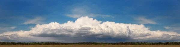 Langit Biru Yang Luas Dan Awan Langit — Stok Foto