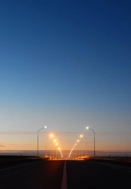 Mavi gökyüzünde fenerlerle dolu gece yolu 2020