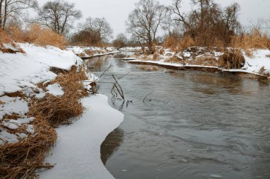 2020 kıyısında kışın dar nehir buzu