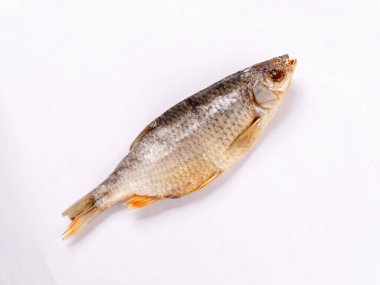 Beyaz arka planda tuzlanmış tuzlanmış beyaz balık 2020