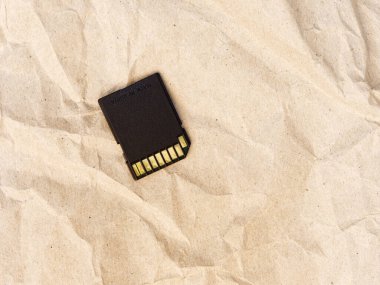 Gri bir arka planda flaş bellek kartı 2020