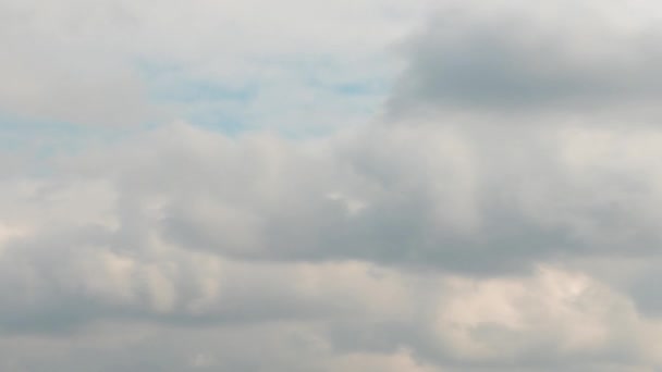 Wolken op een grijze sombere hemel in het vroege voorjaar — Stockvideo