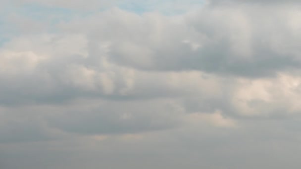 Wolken an einem grauen, düsteren Himmel im Vorfrühling — Stockvideo