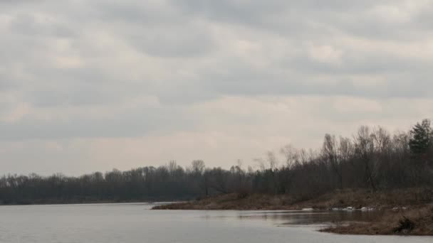 nuages sur un ciel gris sombre au début du printemps 
