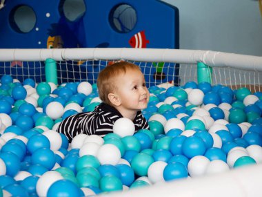 2020 çocuk eğlence merkezinde küçük bir çocuk oynuyor.