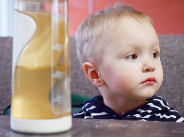 2020 çocuk eğlence merkezinde küçük bir çocuk oynuyor.